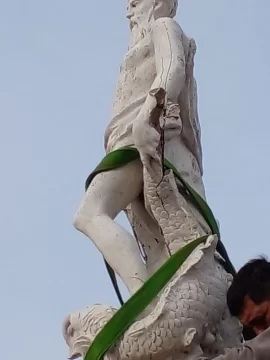 Retiran para reparar la estatua de Neptuno