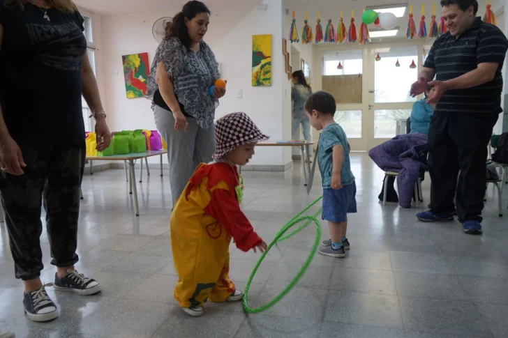 Emotivo momento en el taller de circo del jardín Pichi Huinca