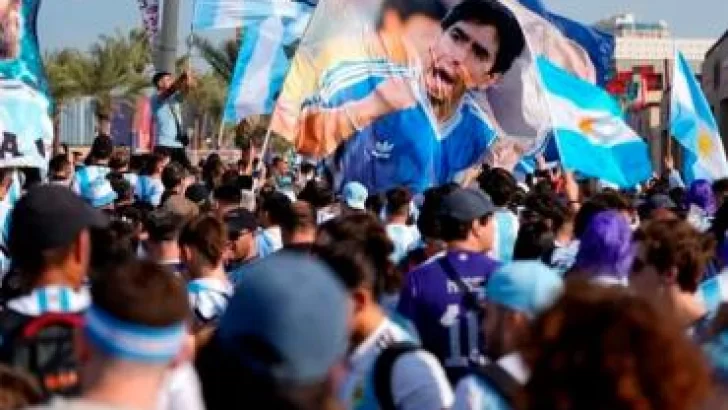 Video: hinchas argentinos bajaron la bandera de Inglaterra en Qatar y hubo inconvenientes con la Policía