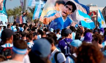 Video: hinchas argentinos bajaron la bandera de Inglaterra en Qatar y hubo inconvenientes con la Policía