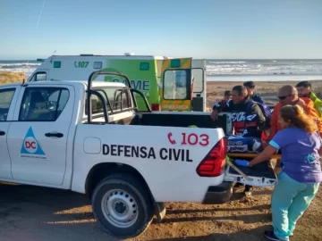 Asistieron a un motociclista accidentado en la playa