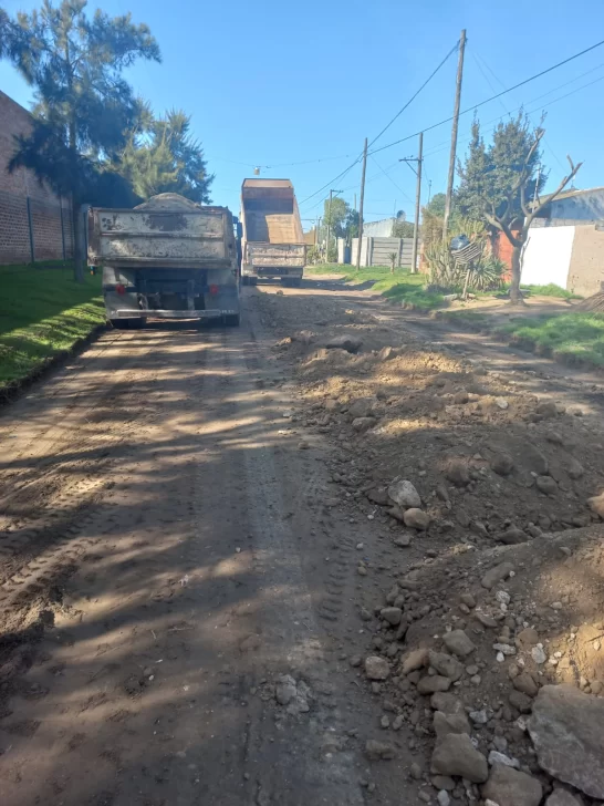 Reparan calles de tierra en nuestra ciudad y Quequén