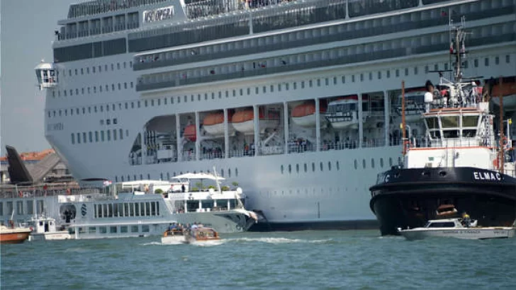 Un crucero chocó con un barco turístico en Venecia: cuatro heridos