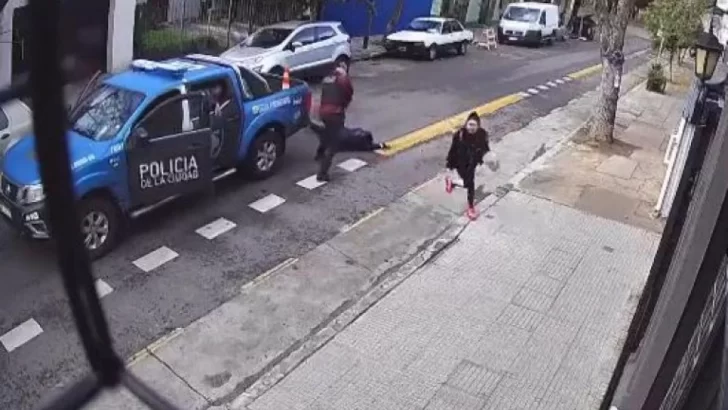 Video: le apuntó con un arma a su expareja en la calle y la Policía lo baleó