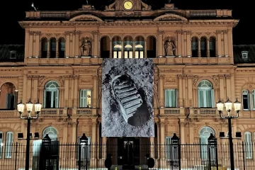 La Casa Rosada amaneció con una gigantografia de la famosa pisada humana en la luna