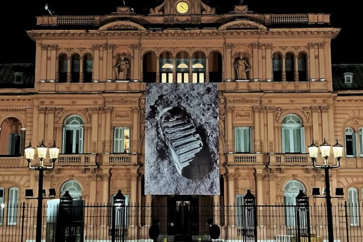 La Casa Rosada amaneció con una gigantografia de la famosa pisada humana en la luna