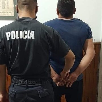 Agredió a su pareja y su padre golpeó a un Policia