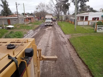 Maquinarias del Ente Vial realizan entoscado y mantenimiento de calles