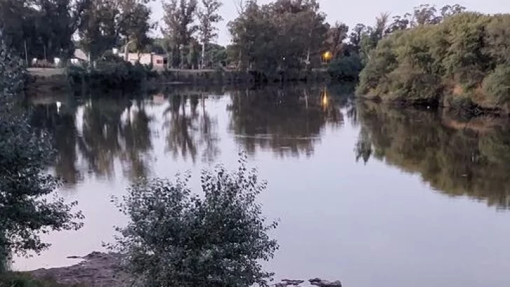 Monitorean el caudal del río que viene con mucha agua pero descartan inconvenientes