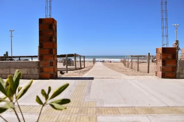 Continúan mejorando la accesibilidad a la playa