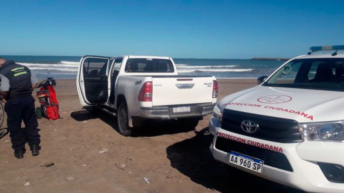 Infraccionaron a una persona que circulaba en vehículo por la playa de Quequén