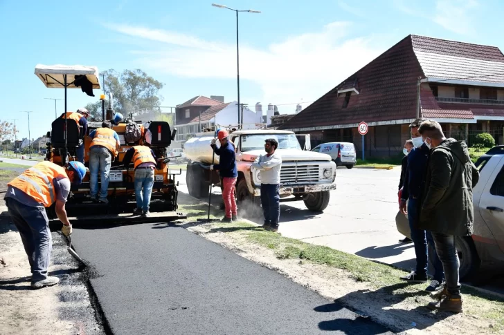 Asfaltan la bicisenda del Parque