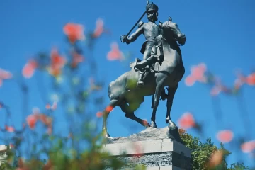 Día de la Concientización del Autismo: se ilumina de azul el monumento a Mariano Necochea