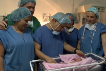Colombia: una beba nació “embarazada” de su hermano gemelo
