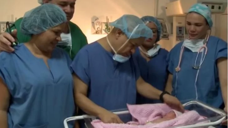 Colombia: una beba nació “embarazada” de su hermano gemelo