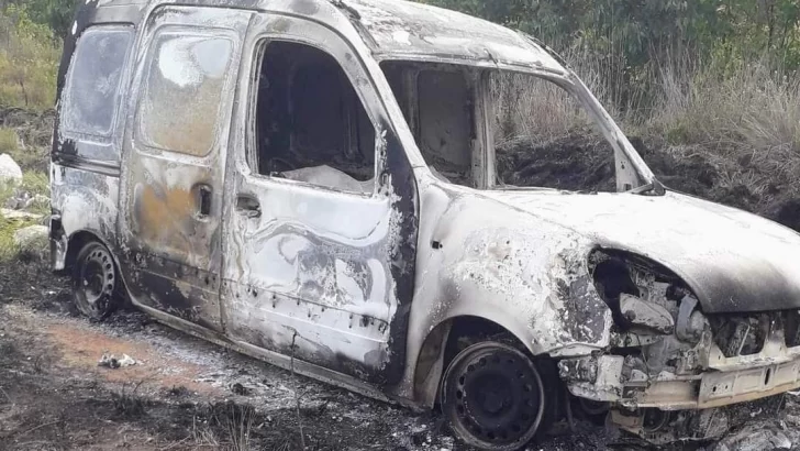 Encuentran totalmente quemada una camioneta robada días atrás