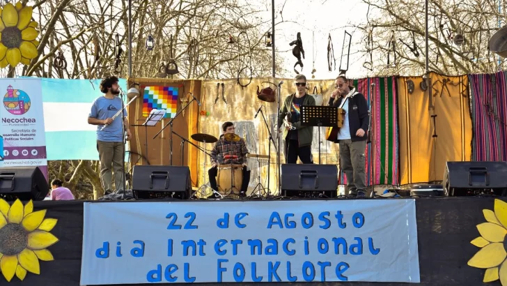 Fiesta del folclore en la plaza Dardo Rocha