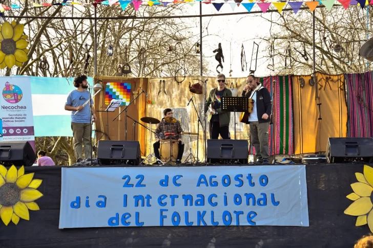 Fiesta del folclore en la plaza Dardo Rocha