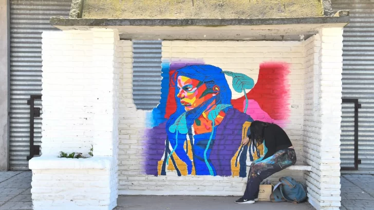 Artista quequenense interviene y embellece con murales las paradas de micros