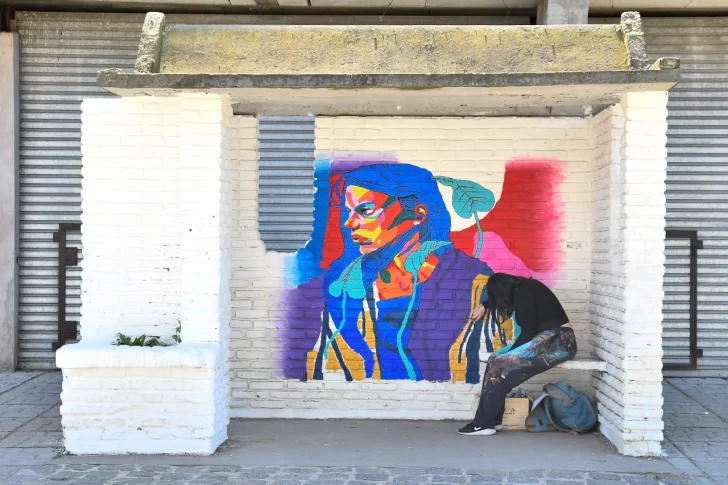 Artista quequenense interviene y embellece con murales las paradas de micros