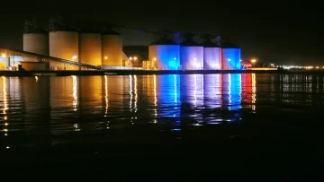 Los silos del puerto se iluminan de celeste y blanco en honor a San Martín