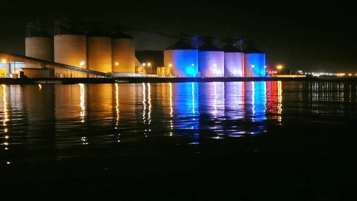Los silos del puerto se iluminan de celeste y blanco en honor a San Martín