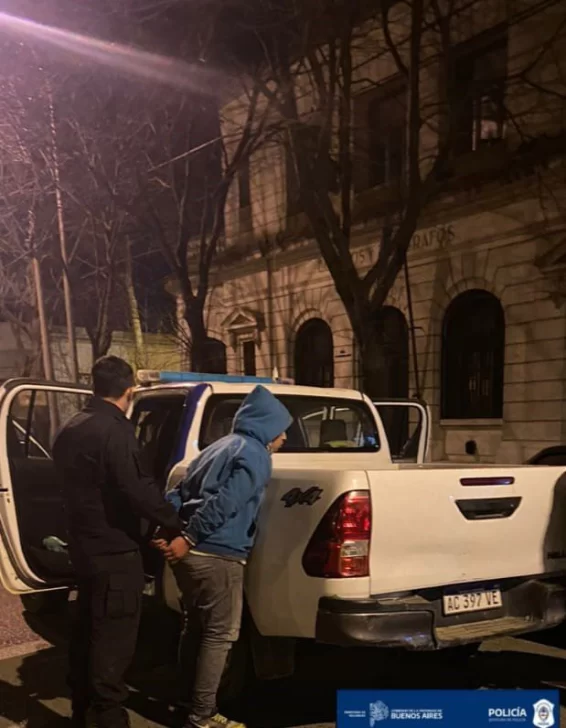 Personal de Tránsito atrapó a dos arrebatadores que golpearon a una mujer