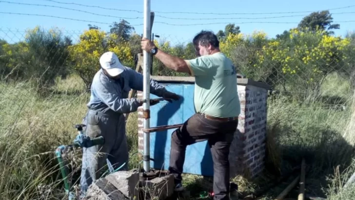 Colocan nueva bomba de agua en Claraz