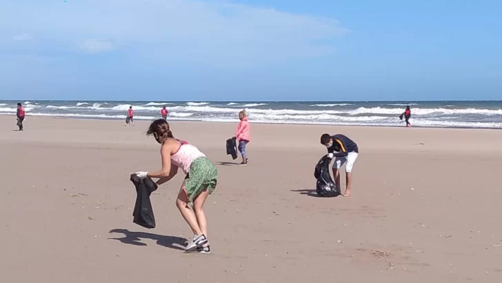Se juntaron 30 bolsas de basura en la playa. Había vidrios, pañales, cotonetes y hasta maquinitas de afeitar