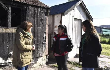 Entregaron materiales a vecina que perdió su vivienda en un incendio