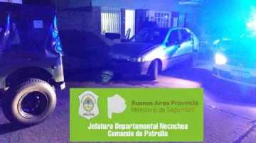 Vio que le robaban el televisor y chocó el auto de los delincuentes