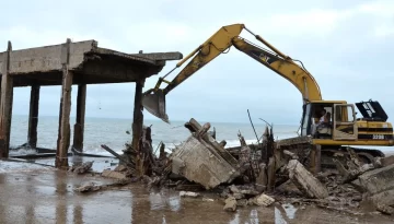 Comenzaron a remover los escombros del Muelle de los Pescadores