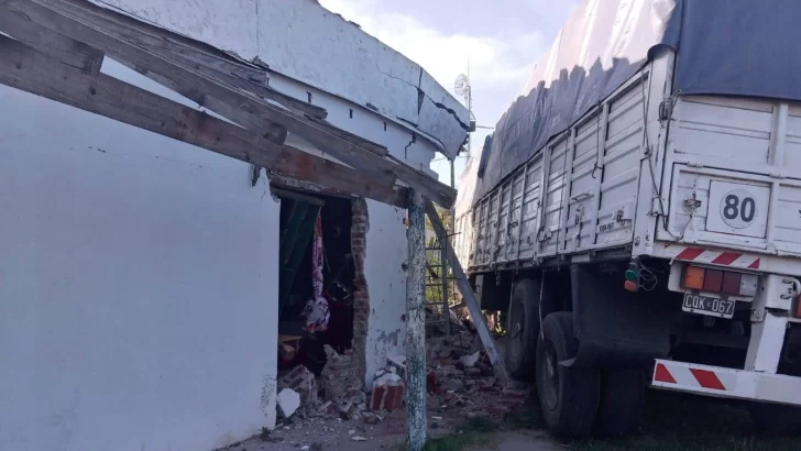 Camión se incrustó contra una casa en Pieres