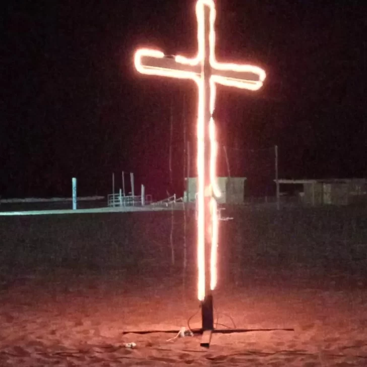 Las luces del rosario iluminaron la playa