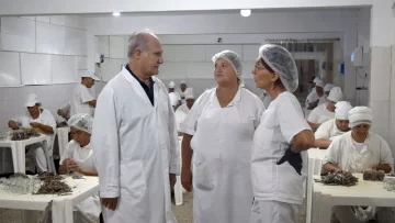 Junto a las mujeres trabajadoras, Jorge Alvaro recorrió Engraucoop.