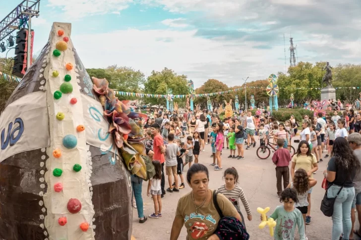 Pascua en la plaza con una rosca gigante y muchos espectáculos