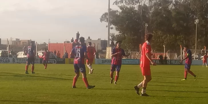 Villa Díaz Vélez goleó y volvió la punta