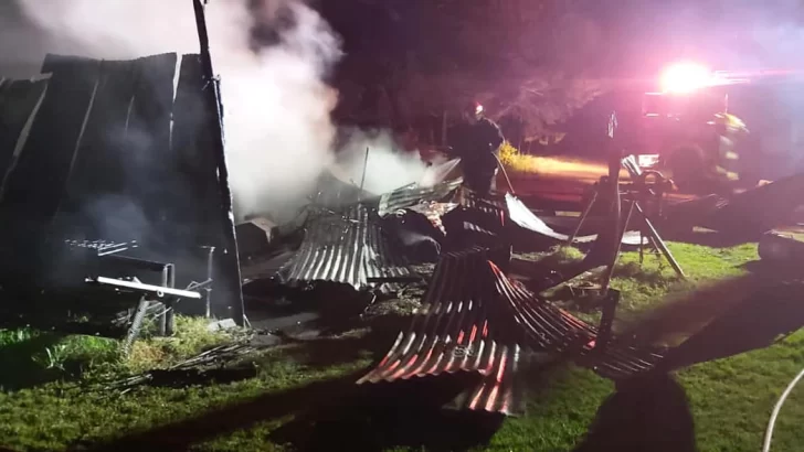 Un taller quedó destruido por el fuego en La Dulce