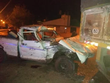 Accidente en La Dulce: una F100 quedó bajo el acoplado de un camión