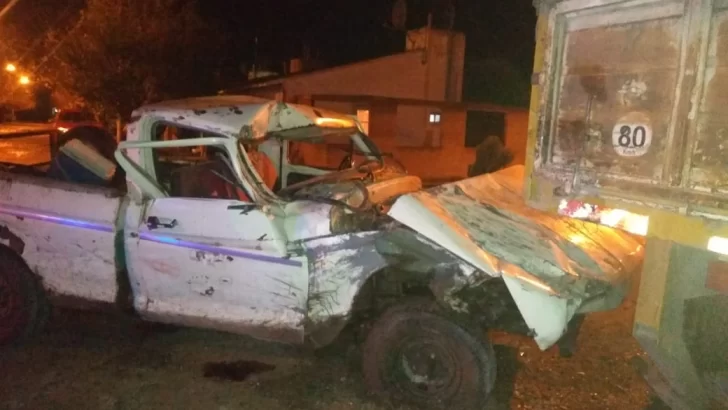 Accidente en La Dulce: una F100 quedó bajo el acoplado de un camión