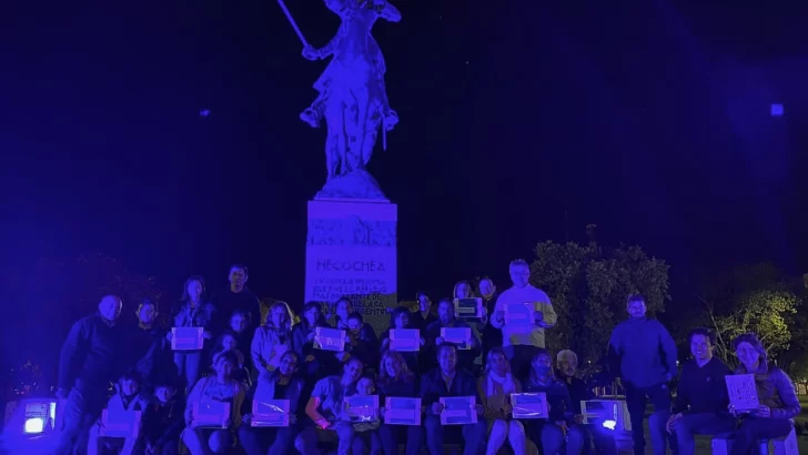 Iluminaron de azul el monumento a Mariano Necochea por el Día Mundial del Autismo