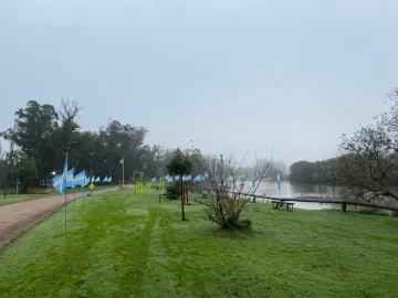 Más de 100 banderas argentinas en el Paseo de la Ribera