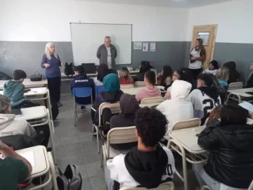 Desarma y ama: charlas de la Asociación Alfredo Marcenac en escuelas