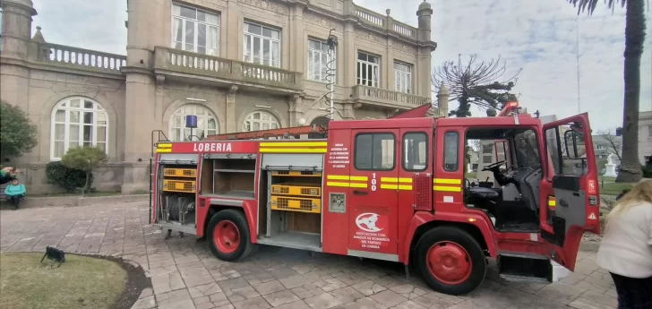 Presentaron el nuevo autobomba comprado mediante una colecta los bomberos