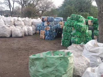 Toneladas de plástico llegaron desde Juan N. Fernández para el taller Todo para Ellos