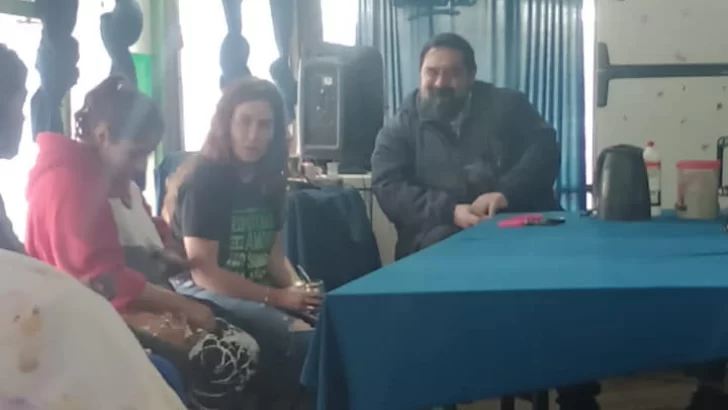 Reunión de Jimena López con vecinos y vecinas en Quequén