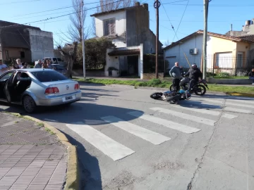 Choque entre una moto y un auto : Dos personas al hospital