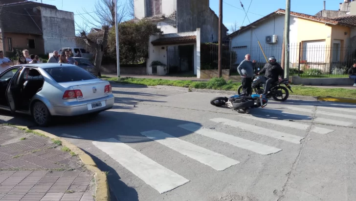 Choque entre una moto y un auto : Dos personas al hospital