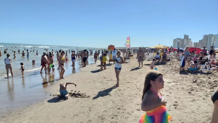 Con 37°4 de máxima, residentes y turistas disfrutaron de una espectacular jornada de playa
