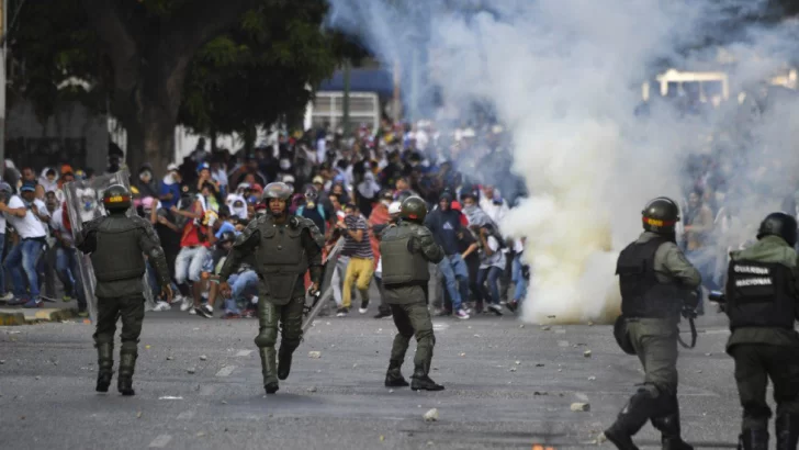 Tiros y pedradas en Caracas durante la marcha de Juan Guaidó y Leopoldo López